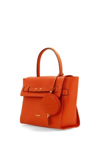 Orangene Lederhandtasche mit strukturierter Form, einem oben befindlichen Griff und einem abnehmbaren runden Münzbeutel. Mit goldenen Akzenten und einem Logo auf der Vorderseite versehen.