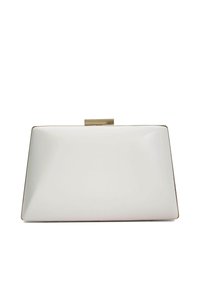 Witte leren clutch met een rechthoekige vorm, gladde textuur en goudkleurige sluiting. Minimalistisch ontwerp zonder zichtbare patronen of accenten.