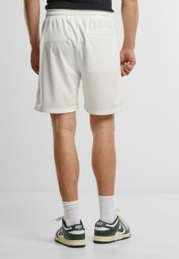 Urban Classics TENNIS CORE SHORTS - Pantaloni - offwhite