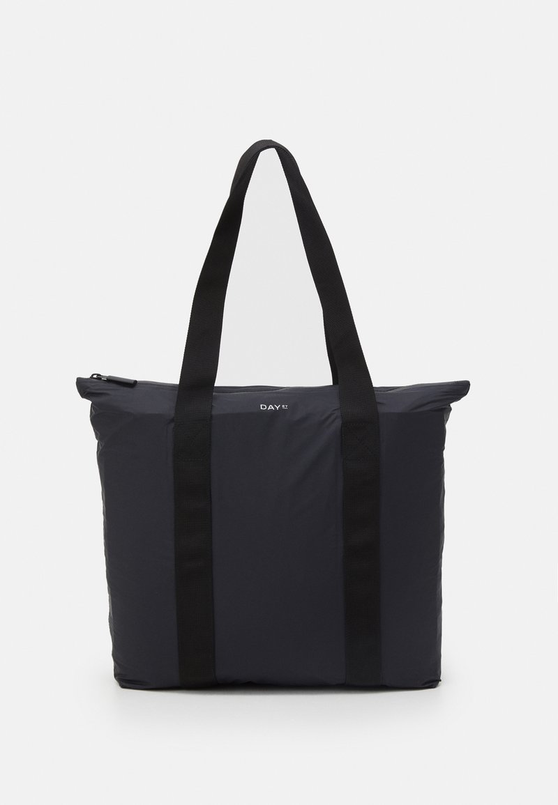 Borsa tote nera in nylon leggero, con chiusura a cerniera, forma rettangolare piatta e due manici intrecciati robusti. Logo visibile sul davanti.
