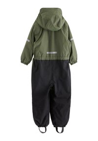 Salopette impermeabili verdi e nere con cappuccio, polsini elasticizzati e strisce riflettenti sulle maniche. Texture liscia, design a copertura totale.