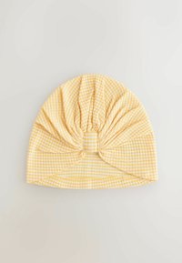 Pañuelo para la cabeza de tela a cuadros amarillos y blancos con un detalle de nudo fruncido centrado en la parte delantera.