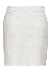 Jupe mini en denim blanc avec une coupe droite, dotée de deux poches arrière et d'un ourlet effiloché. Le tissu a une texture lisse.