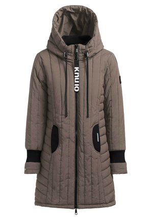 Parka marron rembourrée avec fermeture éclair sur le devant, grande capuche, accents noirs, poches latérales et poignets côtelés. Présente des coutures verticales sur l'ensemble.