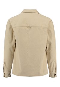 Camicia in corda beige chiaro con colletto classico, maniche lunghe e polsini con bottoni. Presenta una texture a righe verticali sul tessuto.