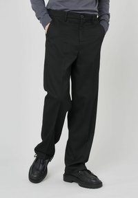 Pantalons noirs à coupe droite, dotés d'une fermeture à bouton et de deux poches latérales. Le tissu a une texture lisse avec un léger lustre.