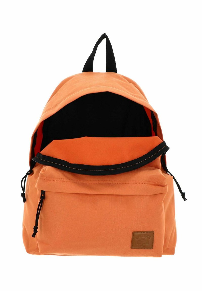 Oranger Stoffrucksack mit schwarzem Reißverschluss und Kordeln, Fronttasche und Tragegriff oben, offenes Hauptfach mit schwarzem Innenraum.