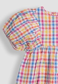 Šarena gingham haljina u crvenoj, plavoj, žutoj i bijeloj boji. Ima napuhane rukave, skupljeni struk i ovratnik s valovitim rubom. Lagani materijal.