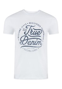 Witte katoenen t-shirt met een blauwe grafische print met "True Denim," cirkelvormige tekst, en extra merkinformatie. Korte mouwen, ronde hals.