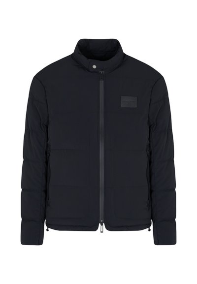 Heren zwarte doorgestikte jas met opstaande kraag, ritssluiting aan de voorkant, zijzakken en een klein rechthoekig borstvlak.