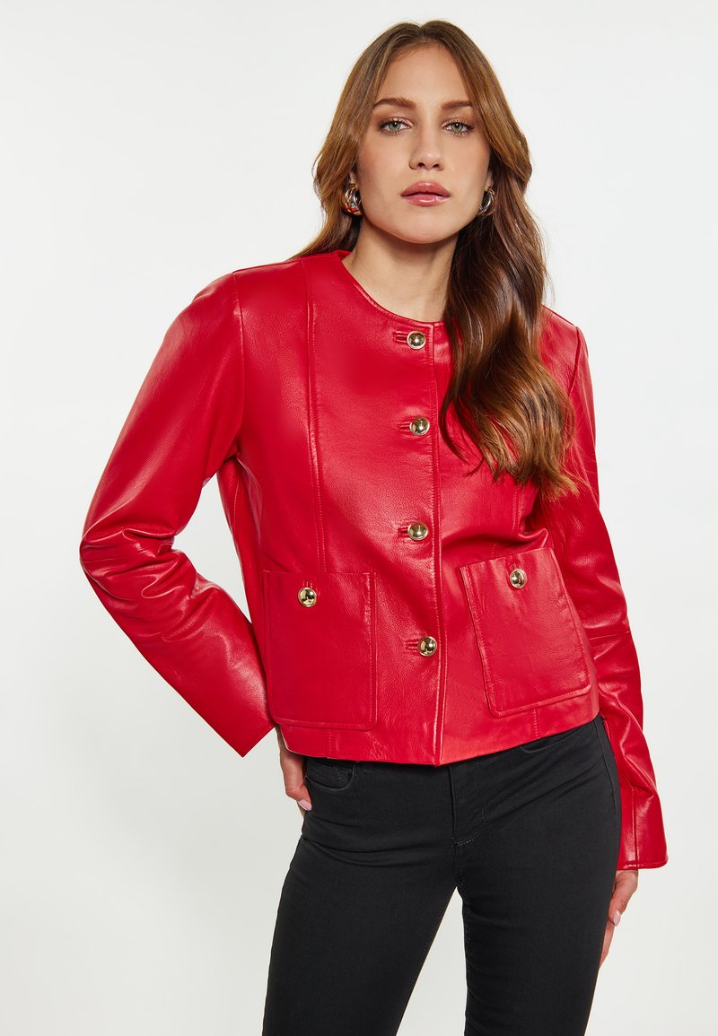 Rød læderjakke med et cropped design, der har rund halsudskæring, guldknapper og to forlommer. Glat tekstur.