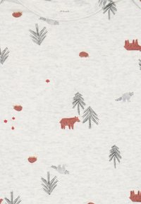 Weißer Baumwollstoff mit einem verstreuten Muster aus grauen Bäumen und Illustrationen von Tieren, darunter ein roter Bär, ein grauer Waschbär und rote Eicheln.