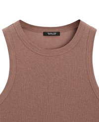 Canottiera marrone a coste con scollatura rotonda e ampie aperture per le braccia. Etichetta con scritto "Massimo Dutti, made in Portugal." Tessuto testurizzato.