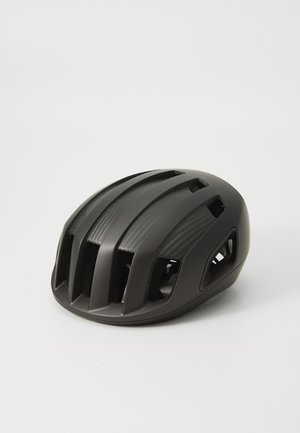 Schwarzer Fahrradhelm mit glatter Oberfläche, aerodynamischer Form, mehreren Belüftungsöffnungen und einem strukturierten Streifen im Carbonfaser-Look oben.