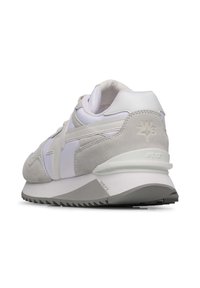 Sneaker grigio e bianco realizzato in materiali scamosciati e sintentici, con un sottopiede testurizzato, un marchio unico e una suola in gomma con trazione.