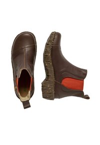 Stivali alla caviglia in pelle marrone con finitura texture, featuring dettagli in tessuto rosso e suola robusta e con motivo. Stile slip-on con linguetta.