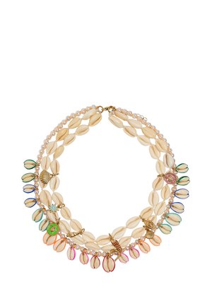 Podwójny naszyjnik z kremowymi muszlami, małymi perłami, wielokolorowymi muszlanymi zawieszkami z krawędzią oraz złotymi wisiorkami o tematyce morskiej.