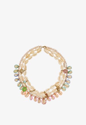 Podwójny naszyjnik z kremowymi muszlami, małymi perłami, wielokolorowymi muszlanymi zawieszkami z krawędzią oraz złotymi wisiorkami o tematyce morskiej.