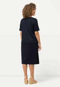 Ulla Popken STRAPPY CUTOUT - Jerseyklänning - navy blue