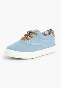 Sneakers in tela blu chiaro con suole in gomma bianca, dettagli del tallone marrone e lacci marroni. L'interno presenta una fodera in tessuto a quadretti.