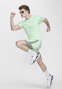 Nike Performance STRIDE - Pantalón corto de deporte - vapour green dark stucco vapour green