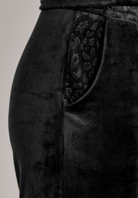 Unausgewählt, black