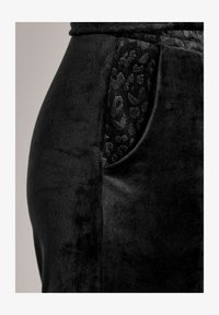 Unausgewählt, black