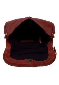 Bruine leren tas met een open top, waarin de zwarte stoffen binnenkant en een klein ritsvakje zichtbaar zijn.