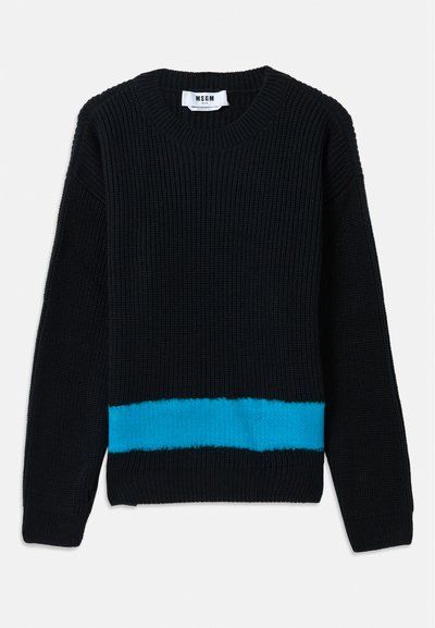 Schwarzer Strickpullover mit gerippter Textur, der am unteren Rand einen horizontalen türkisfarbenen Streifen aufweist. Klassischer Rundhalsausschnitt und lange Ärmel.