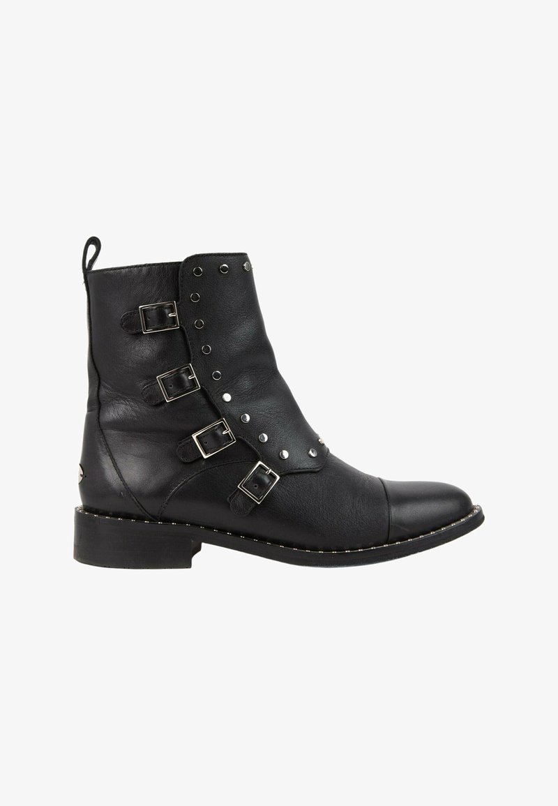 Bottine en cuir noir avec quatre boucles argentées et clous, bout rond, petit talon et languette à l'arrière.