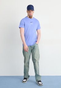 Nike Sportswear TEE - Apdrukāts T-krekls - royal pulse