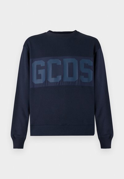 Marinblå bomulls sweatshirt med långa ärmar, som har en djärv "GCDS"-logotyp med en glansig finish över bröstet i en kontrasterande mörkare nyans.