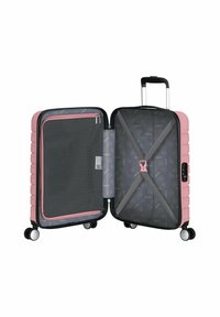 Valigia rigida rosa con zip nera, ruote doppie e un interno grigio a fantasia. Dotata di cinghie per il caricamento e una tasca con zip.