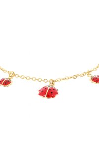 Bracciale a catena color oro caratterizzato da tre charm a forma di coccinella rossa con puntini neri. I charm hanno una finitura in smalto lucido e contorni dettagliati.