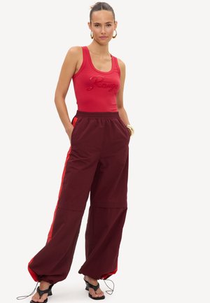 LOAVIES, YESTERDAY'S ECHO - Pantalones deportivos - red dark solid