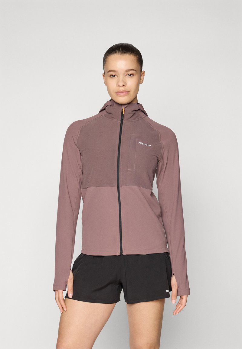 Veste légère à capuche en mauve avec fermeture éclair sur le devant, panneau contrastant et poche poitrine. Comprend des manches longues et des trous pour les pouces.