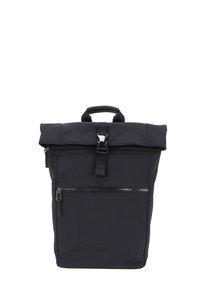 Sac à dos à rabat noir fabriqué en tissu durable, doté d'une poche zippée à l'avant et d'une poignée sur le dessus. Design minimaliste avec un détail de logo en relief.