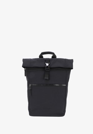 Zaino roll-top nero realizzato in tessuto resistente, dotato di una tasca frontale con cerniera e di una maniglia superiore. Design minimalista con dettaglio logo in rilievo.