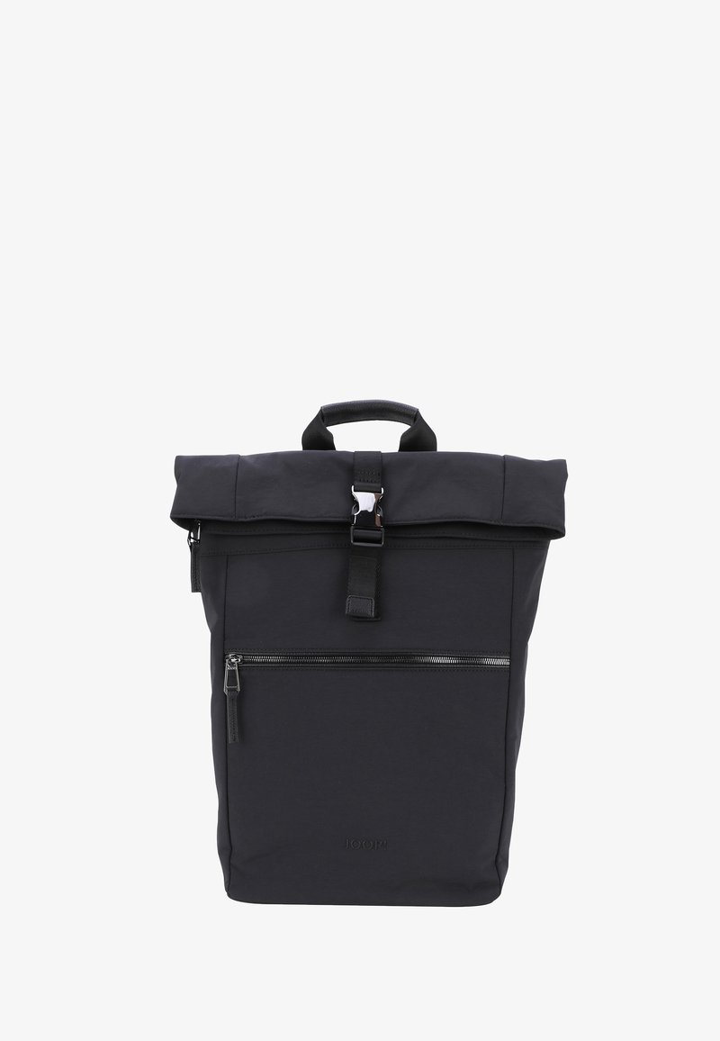 Mochila tipo roll-top negra fabricada con un tejido duradero que presenta un bolsillo frontal con cremallera y un asa en la parte superior. Diseño minimalista con detalle de logo en relieve.