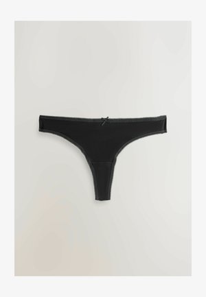 Czarne stringi wykonane z miękkiego materiału o gładkiej teksturze. Posiadają delikatne koronkowe wykończenie i mały kokardkowy akcent w taliach.