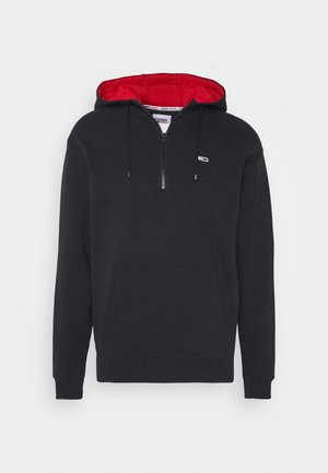 Zwarte hoodie met rits, rode binnenkant, voorvak en trekkoord. Voorzien van een klein logo op de borst. Gemaakt van zachte stof.