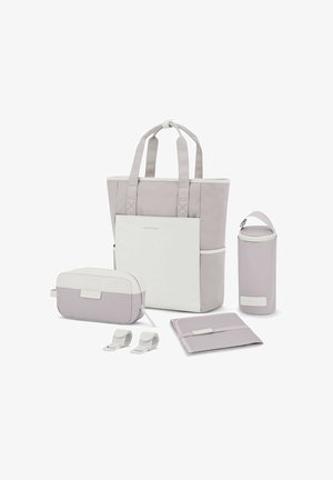 El set de bolso tote incluye un tote grande gris, un pequeño estuche, un soporte para botella de agua, un cuaderno y dos correas; todo en una suave combinación de colores gris y blanco.