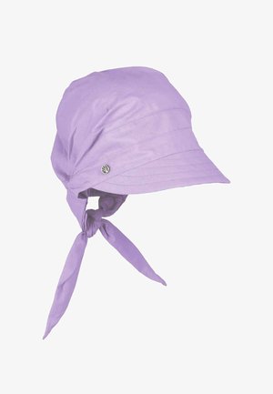 Sombrero de sol de tela de color púrpura claro con un ala ancha y curva y dos tiras atadas que cuelgan por detrás, con un pequeño logo redondo de metal en el lateral.