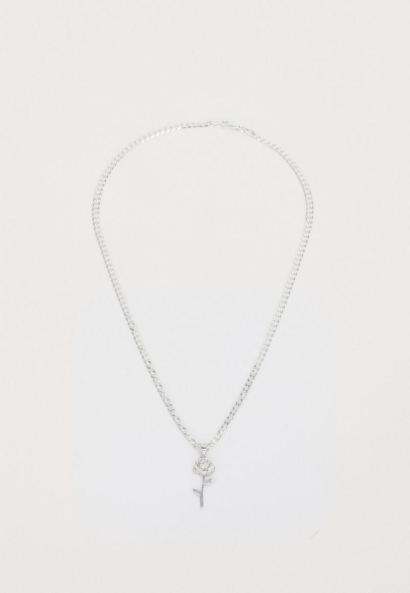 Collar de cadena de plata con un colgante de rosa detallado que presenta una flor, un tallo y dos hojas sobre un fondo blanco.