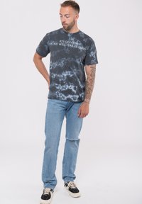 Paradiso Clothing DIVISION LOVE WILL TEAR US APART DIP DYE - Print T-shirt - black