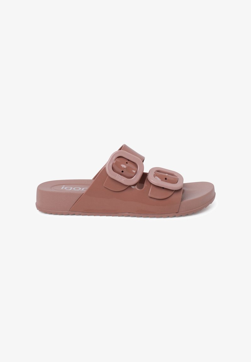 Bruine platte slide sandaal met twee grote verstelbare gespen, gemaakt van glanzend materiaal, met een getextureerde zool voor grip en comfort.