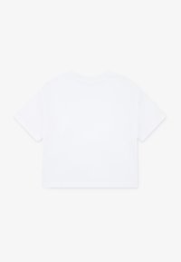 Camiseta blanca corta con mangas cortas y cuello redondo; textura de algodón suave sin gráficos ni patrones visibles.