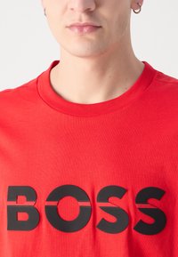 BOSS TEE - Apdrukāts T-krekls - open red