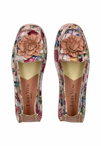Scarpe slip-on con motivo floreale in tessuto testurizzato. Design rosa e multicolore con un accento di fiore beige sulla punta e bordi cuciti.