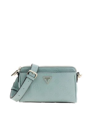 Petit sac bandoulière bleu clair avec sangle réglable, motif de logo embossé et emblème métallique triangulaire de la marque Guess à l'avant.